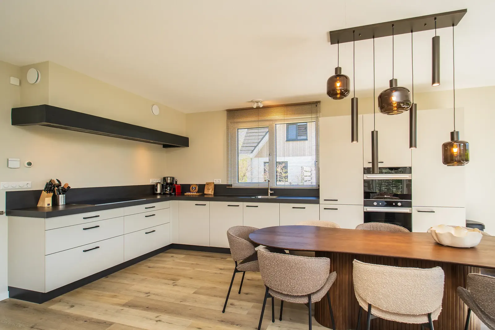 Küche mit Esstisch für 8 Personen im Ferienhaus Villa 21