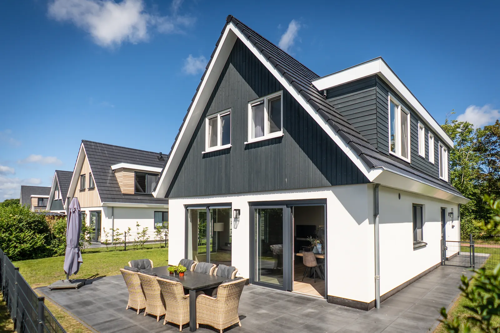 Hond in de volledig omheinde tuin van vakantiehuis Villa 21 op Texel