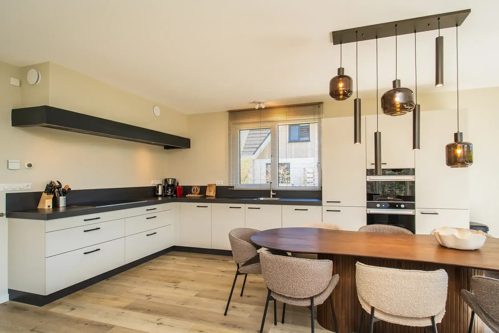 Keuken met eettafel voor 8 personen in vakantiehuis Villa 21