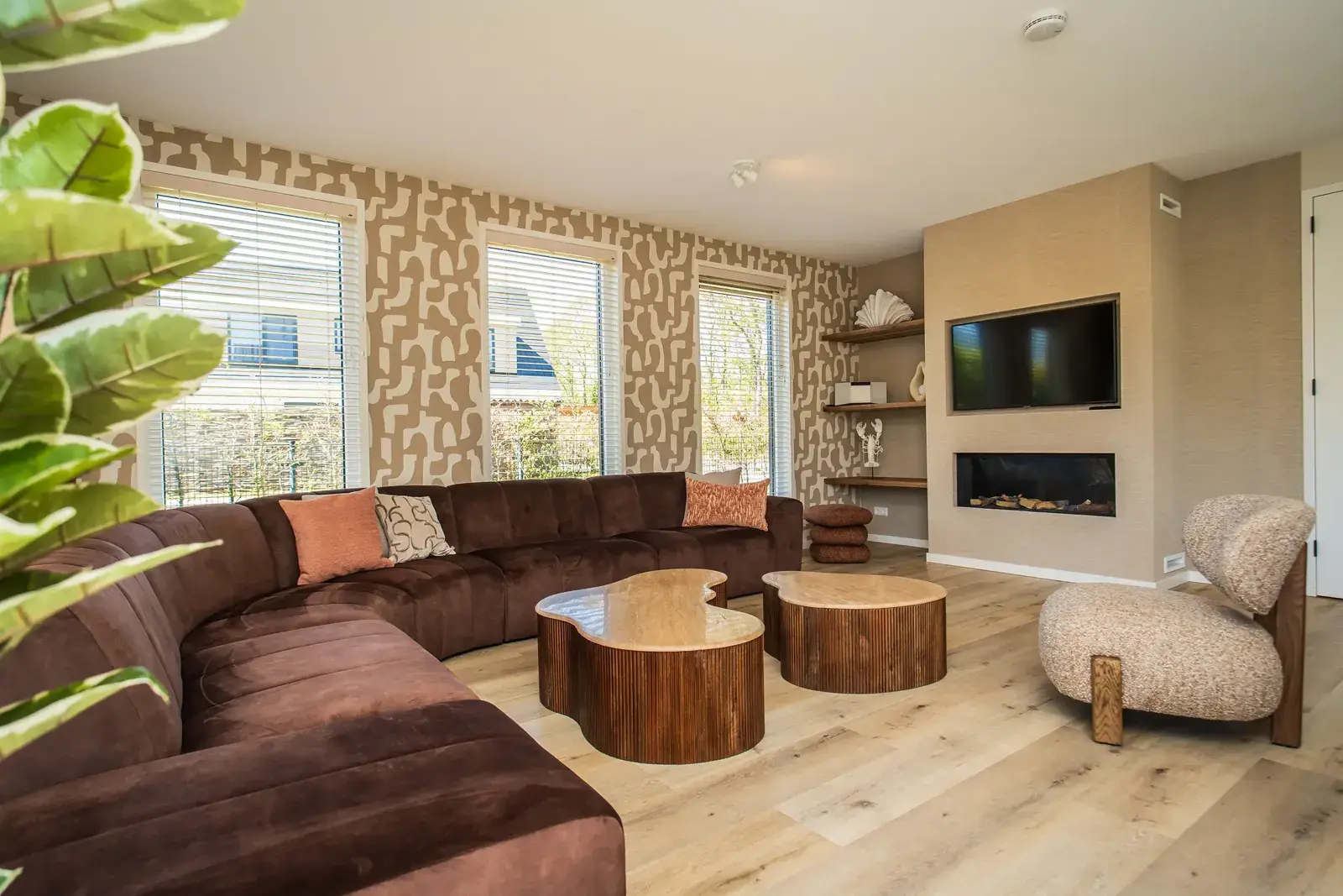 Woonkamer met hoekbank, openhaard en smart-tv in vakantiehuis Villa 21 op Texel