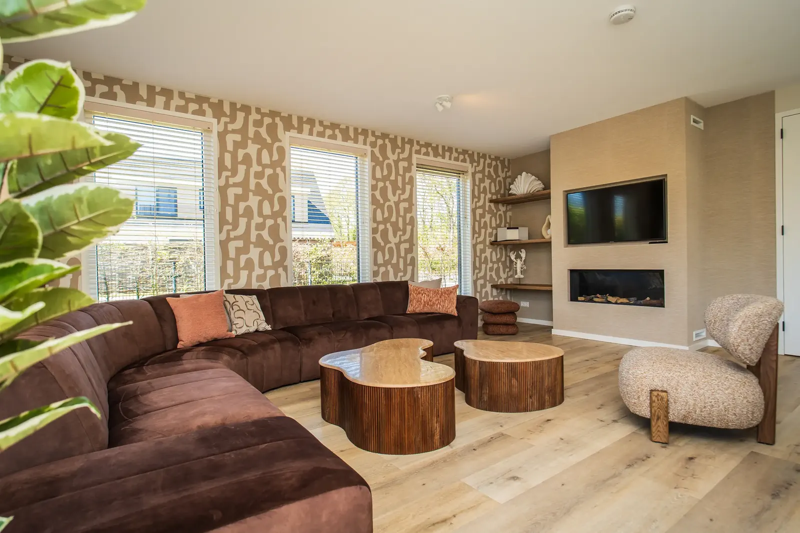 Wohnzimmer mit Ecksofa, Kamin und Smart-TV im Ferienhaus Villa 21 auf Texel